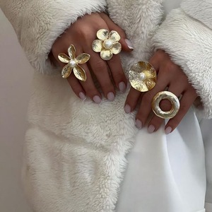 แหวนมุกผู้หญิง ดีไซน์ลายดอกไม้ ชุบทอง 18K สแตนเลสสตีล เครื่องประดับสำหรับใส่ทุกวัน - Product Image 1