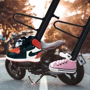 ที่วางรองเท้าติดขาตั้งจักรยาน ของตกแต่งสำหรับจักรยานไฟฟ้า มอเตอร์ไซค์ ขาตั้งข้าง พร้อมพวงกุญแจรูปรองเท้าผ้าใบขนาดเล็ก - Product Image 1