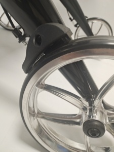 รถช่วยเดินแบบ 4 ล้อ ทำจากคาร์บอนไฟเบอร์น้ำหนักเบาพิเศษ สำหรับผู้สูงอายุ พับเก็บได้ ปรับความสูงได้ - Product Image 5