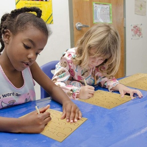 Planche d'écriture en bois personnalisée pour enfants, matériel montessori lumineux islamique, vente en gros - Product Image 6