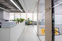 Cloison de séparation murale pliable moderne sur mesure pour école et bureau, système modulaire sans cadre, design en verre trempé et aluminium