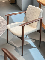 Chaise de salle à manger de style Mid-Century Modern avec accoudoirs coniques, tissu tactile, finition peinture ouverte, pieds en bois massif avec embouts métalliques, pour hôtels, boutiques et restaurants.