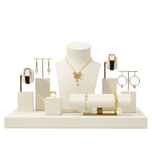 Exhibidores de joyería de alta gama personalizados, relojes, pulseras, pendientes, collares, estantes de exhibición, exhibidores de joyería color beige - Product Image 3