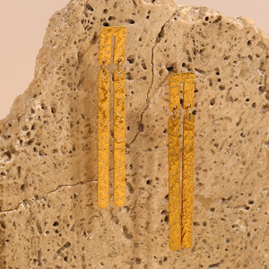 Boucles d'oreilles pendantes minimalistes en acier inoxydable martelé pour femme, motif rayé long, plaqué or 18 carats - Product Image 3