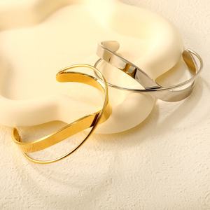 Bracelet manchette ouvert en acier inoxydable plaqué or 18 carats de haute qualité, bijou de mode étanche, bracelet lisse en acier inoxydable avec croix - Product Image 1