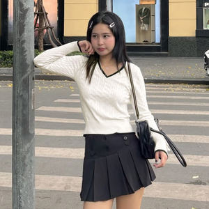 Pull en maille torsadée style universitaire britannique pour femme, col en V contrastant, coupe ajustée, taille cintrée, haut en maille preppy - Product Image 3