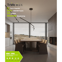 Ensemble de meubles de cuisine modernes et peu encombrants, table et chaises minimalistes, armoires sur mesure, plan de travail en marbre