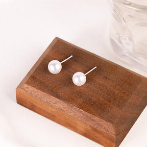 Boucles d'oreilles en perles classiques minimalistes élégantes de style coréen, perles rondes polyvalentes en acier inoxydable, cadeau unisexe - Product Image 4