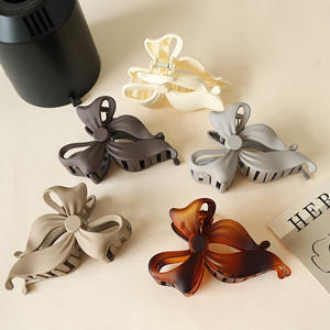 Vente en gros de pinces à cheveux à nœud papillon, grandes pinces à cheveux en plastique mat élégantes pour femmes - Product Image 2