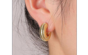 Pendientes en forma de C chapados en oro para mujer, joyería de aro de aleación geométrica gruesa con diseño tipo tornillo de moda - Product Image 6