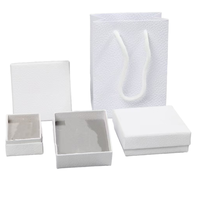 Boîte à bijoux en carton rigide de luxe personnalisée avec logo en or, gaufrage, matériaux recyclés, finition mate, boîte cadeau