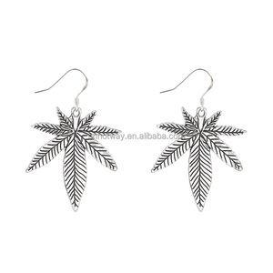 <span class=keywords><strong>2023</strong></span> vente en gros Hip Hop Style rétro boucles d'oreilles <span class=keywords><strong>feuille</strong></span> d'<span class=keywords><strong>érable</strong></span> pour hommes femmes - Product Image 1