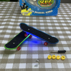 Vente en gros de <span class=keywords><strong>mini</strong></span> kit de planche à roulettes en plastique avec lumière LED jeu de planche à roulettes avec doigt - Product Image 2
