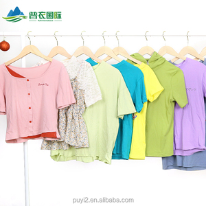Ballots de vêtements d'été usagés en gros, très demandés, pour femmes et filles, lots mixtes décontractés et chics, t-shirts usagés à manches courtes, 45kg-100kg par ballot - Product Image 1