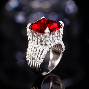 Anello da Donna con Taglio Princess e Incastonatura Geometrica, Gioiello Elegante e alla Moda - Product Image 4