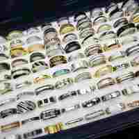 Lot de 100 bagues unisexes classiques en acier inoxydable, style éternité, pour mariages et cadeaux, tailles assorties, platine rose