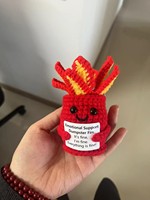 Vente chaude : Petits légumes et fruits en crochet tricotés à la main, amusants (guitare, cornichon), pour le soutien émotionnel, personnalisables