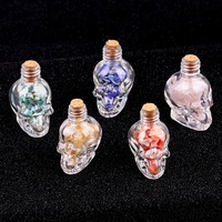Vente en gros de copeaux de cristaux naturels de guérison dans une mini bouteille en verre en forme de crâne, pierre de Reiki, ornement cadeau gothique d'Halloween