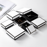 Boîte d'emballage de luxe en gros pour bijoux blancs, boîte cadeau en carton avec bordure noire pour bague et collier, personnalisation de marque
