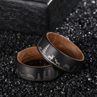 Cincin Tungsten Kayu Ek Whiskey Barrel Hitam 8Mm Ramah Lingkungan Poya dengan Lanskap Pohon Pinus Hutan Terukir Laser