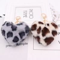 Vente en gros 2025 – Porte-clés tendance en peluche douce motif cœur de dessin animé, breloque en peluche imprimé léopard pour sacs et sacs à main