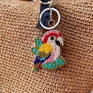 Porte-clés écologique tissé à la main en forme de perroquet avec motif de fruits, breloque de sac mignonne en forme d'animal et sangle en feutre - Product Image 1