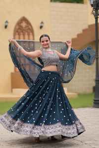 Designer de qualité export Lehenga Choli avec séquence de broderie pour les festivals et les mariages Nuptiale Lehenga Choli - Product Image 2