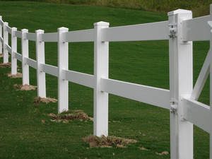 Valla de caballo de PVC de Tres rieles Profesional, Diseño de perímetro seguro para centros ecuestres, instalaciones de entrenamiento, cría de ovejas - Product Image 2