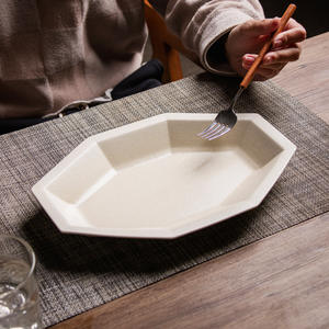 Plato de Estilo Japonés para el Hogar o Restaurante, de Lujo Ligero, en Blanco Mate y Negro, para Alimentos, Accesorios de Hostelería, Artesanía - Product Image 1