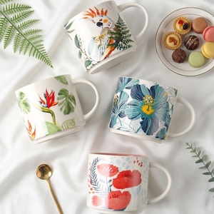 Taza de Cerámica de 450 ml con Diseño Artístico de Calcomanía, con Diseño de Cacatúa Colorida y Hojas Tropicales, para Café, Té y Decoración del Hogar - Product Image 1