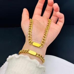 Collar de Moda para Mujer con Cadena Cubana de Acero Inoxidable Chapado en Oro de 18K y Colgante Geométrico Metálico - Product Image 1