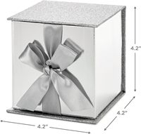Boîte cadeau fermée avec ruban argenté, gaufrage et pelliculage mat pour mariages, fêtes et boutiques