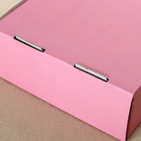 Boîte d'expédition en carton ondulé rose avec logo personnalisé pour l'expédition de lingerie et de vêtements en e-commerce