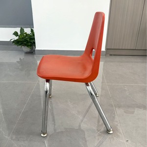 Chaise en plastique pour enfants, rouge, 29x29x60 cm, dossier solide, empilable, design minimaliste pour enfants - Product Image 2