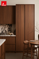 Portes en verre à cadre encastré sur mesure Alland, bois foncé, noyer moderne, îlot de cuisine européen, solutions de menuiserie pour toute la maison