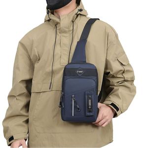 Sac de Poitrine Sportif en PU Imperméable Tendance avec Fermeture Éclair, Sac Bandoulière Croisé Grande Capacité pour Hommes, Idéal Voyage et Course à Pied - Product Image 1
