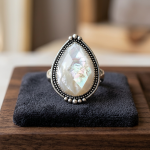 Anillo Unisex de Plata de Ley 925 con Incrustaciones de Madreperla, Diseño de Autor, Hecho a Mano, con Piedra Blanca Tallada y Certificada - Product Image 2