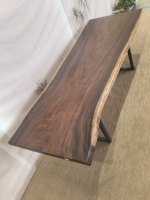 Table de salle à manger populaire en bois rustique de grande taille avec plateau en bois massif à bords naturels pour salons et restaurants