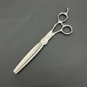 กรรไกรตัดผมสีเงิน 7 นิ้ว กรรไกรซอยผม ทำจากเหล็กสแตนเลส Sus440c สำหรับคนถนัดขวา ใช้ในงานเสริมสวย ใบมีดลายดามัสกัส - Product Image 5