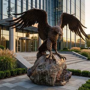 Statue d'aigle majestueuse en bronze coulé, grand modèle, pour extérieur, ailes écartées, sculpture d'oiseau pour la décoration paysagère des parcs - Product Image 1