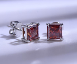 Pendientes de cuarzo con corte princesa cuadrado, chapados en oro y plata, con tachuelas rojas - Product Image 2