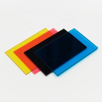 Plaque en polycarbonate transparente, résistante aux chocs et aux flammes, avec formage d'angle personnalisé pour couvercles, écrans et affichages.