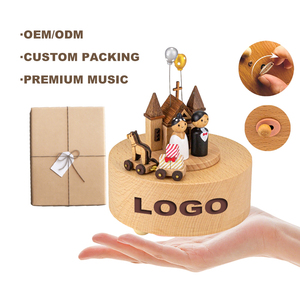 Boîte à <span class=keywords><strong>musique</strong></span> en bois en forme de carrousel, logo personnalisé, style personnalisé, excellent cadeau de mariage et souvenir de mariage - Product Image 1