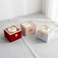 Boîte Cadeau de Gâteau d'Anniversaire avec Rose Éternelle Carrée et Ours en Peluche, Boîte à Bijoux Rotative en Acrylique, Idéale pour la Saint-Valentin Transfrontalière