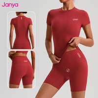 Ensemble 2 pièces Janya de haute qualité pour femme : short de sport taille haute respirant avec logo personnalisé sur le devant et haut d'entraînement à manches courtes – Idéal pour le yoga