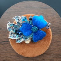 Broche en velours brodée à la main avec fleur et strass incrustés, style broderie Miao, Patrimoine Culturel Immateriel