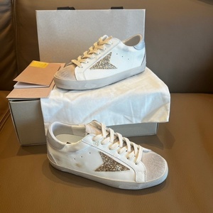 Chaussures blanches en cuir <span class=keywords><strong>de</strong></span> vachette grainé <span class=keywords><strong>de</strong></span> haute qualité pour femme et homme, avec étoiles dorées à paillettes et queues argentées, rehaussantes invisibles - Product Image 1