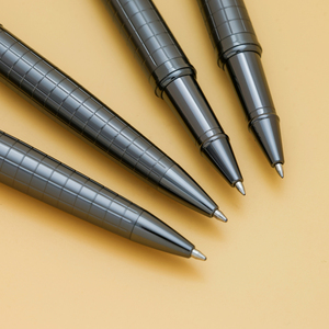 Bolígrafo Metálico con Diseño Clásico <span class=keywords><strong>de</strong></span> Cuadrícula, Disponible en Opciones <span class=keywords><strong>de</strong></span> Pluma Estilográfica y Bolígrafo Retráctil, Ideal para Escritura en la Oficina - Product Image 4