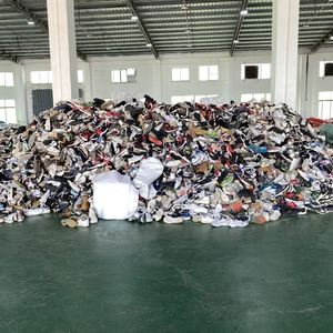 Большое количество стоковой обуви отправляется на Ближний Восток Мужская обувь высокого качества 100% чистые сливки и международные бренды - Product Image 1