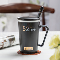 Tasse à café en céramique minimaliste noire et blanche pour couple avec couvercle et cuillère avec une grande poignée